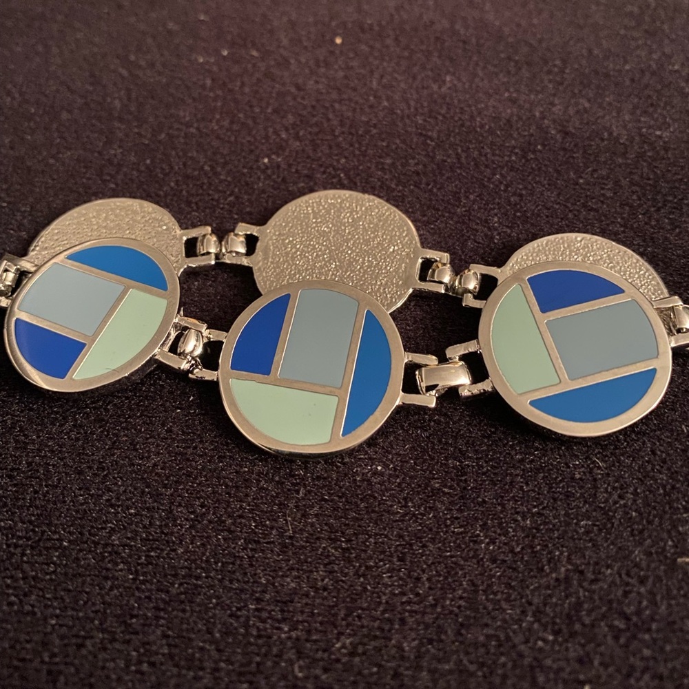 Brand New, Bracelet
